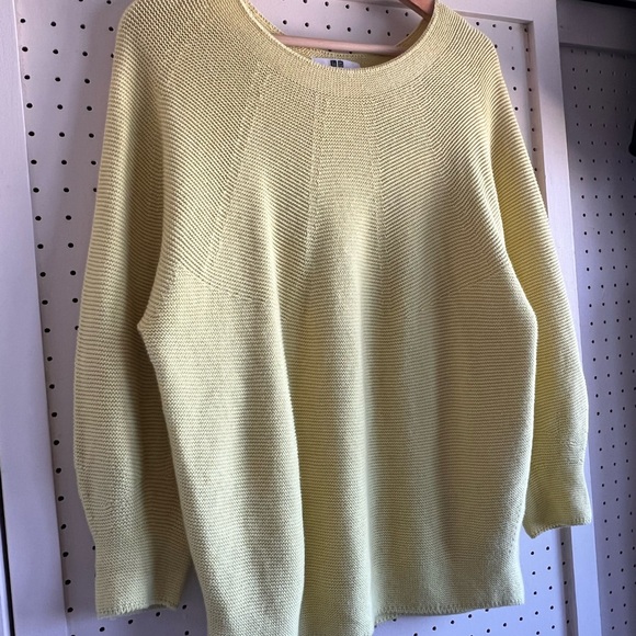 Uniqlo Women's Light Yellow Crew Neck Sweater - Picture 2 of 2